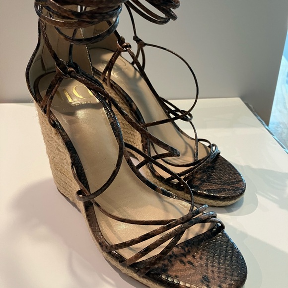 Jennifer Lopez wedges - Picture 1 of 10